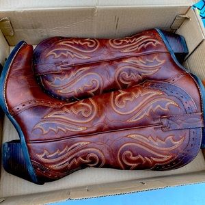 BRAND NEW - NEVER WORN Arita Women’s Boots